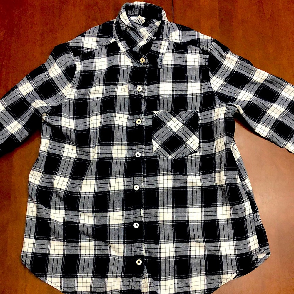 black and white long sleeves shirt